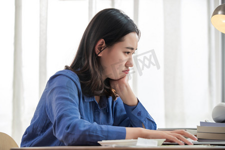 青年女人使用电脑