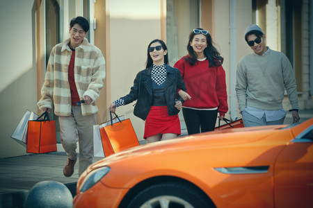 汽车促销摄影照片_时尚的青年人驾驶豪车购物