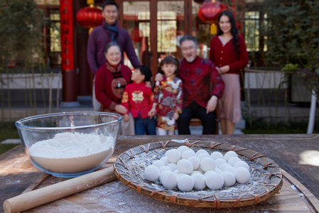 新年全家福摄影照片_幸福的家庭过年准备包饺子