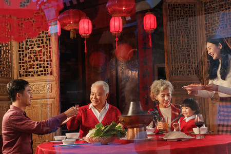 抱着蔬菜摄影照片_幸福东方家庭过年聚餐