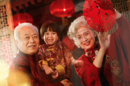 幸福一家人福字摄影照片_幸福的祖父母和孙子