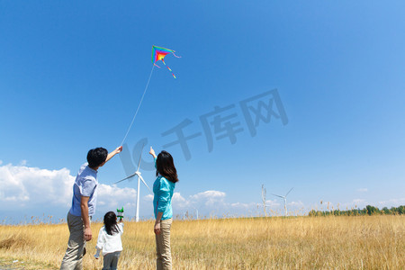 风筝摄影照片_快乐家庭在户外郊游