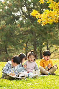 中国黄色摄影照片_可爱的小朋友们坐草地上画画