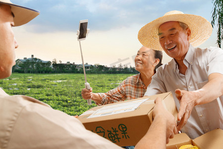 家庭农场摄影照片_农民在线直播快递农产品