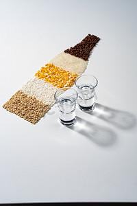 五粮液摄影照片_白色背景的酒杯和粮食