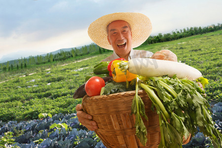 萝卜图片摄影照片_兴奋的农民拿着一筐蔬菜