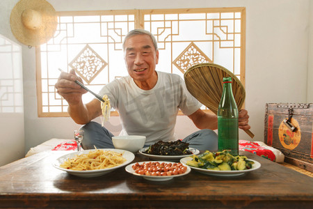 吃饭乡村摄影照片_老年人坐在家里吃饭
