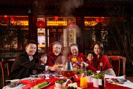 新年到摄影照片_东方家庭在中式庭院内干杯庆祝新年