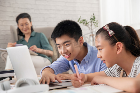 带字电脑壁纸摄影照片_学生看着电脑在线学习