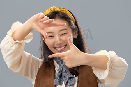 中国古典框摄影照片_快乐的年轻女孩