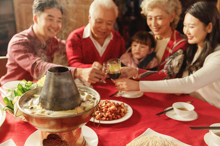 团圆摄影照片_幸福的东方家庭过年举杯庆祝