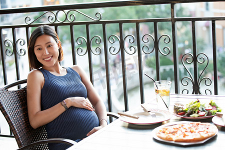 孕妇在餐厅用餐