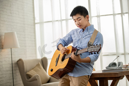 快乐男孩弹吉他