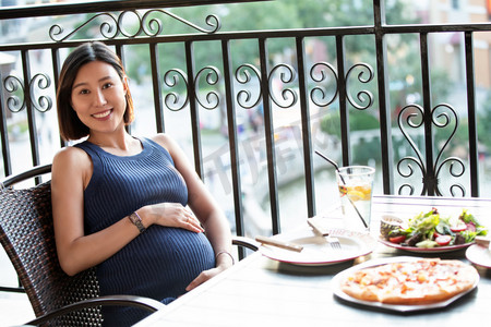 孕妇饮食摄影照片_孕妇在餐厅用餐