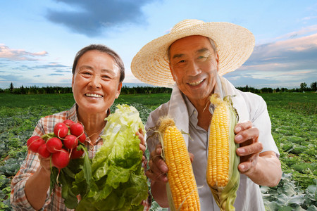农民夫妇展示农产品