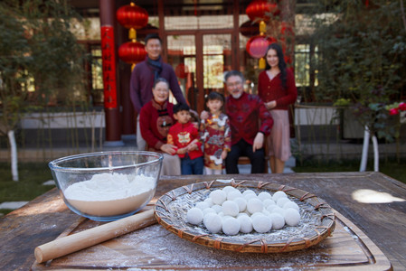 新年全家福摄影照片_幸福的家庭过年准备包饺子