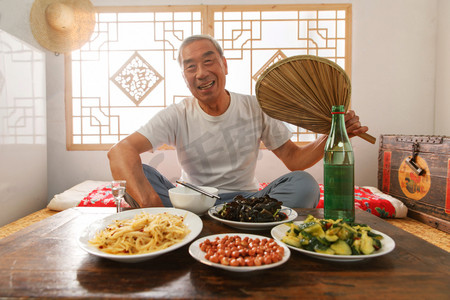 老年人坐在家里吃饭喝酒