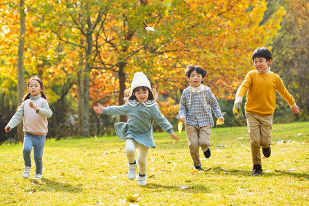 积极树消极树摄影照片_小朋友们在公园里快乐奔跑