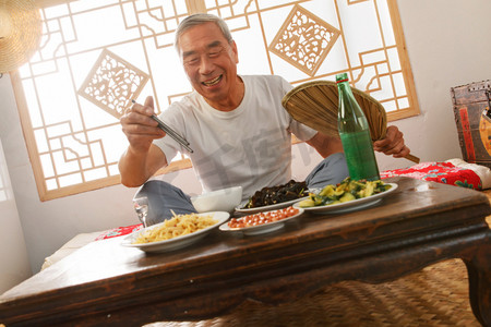 老年人坐在家里吃饭喝酒