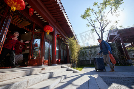 青年男人过年回家和父母团聚