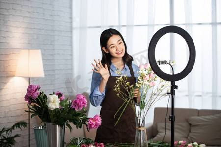 真人cs摄影照片_青年女人在线直播插花艺术