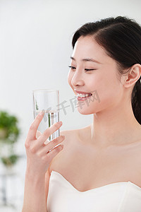 青年女人喝水