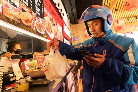 外卖员在餐厅取餐