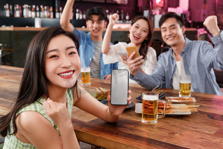 亚洲情侣摄影照片_青年朋友在酒吧喝酒玩手机人物
