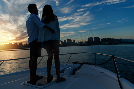 浪漫情侣背影摄影照片_浪漫的青年夫妇站在游艇甲板上