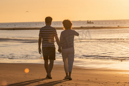 沙子图片摄影照片_老年夫妇在海边散步