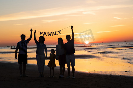 沙子图片摄影照片_在海边度假的快乐家庭