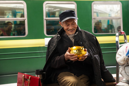 老人财富摄影照片_在火车站台上等待的老人