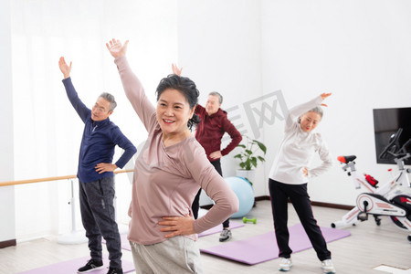 瑜伽健身运动海报摄影照片_做健身运动的老年人