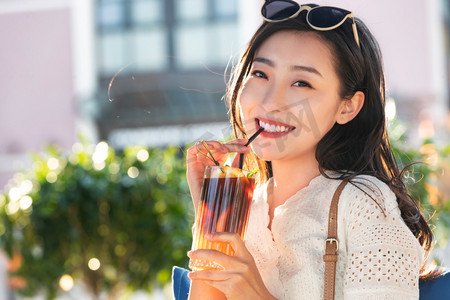 魅力女人节摄影照片_快乐的青年女人品尝夏日饮品