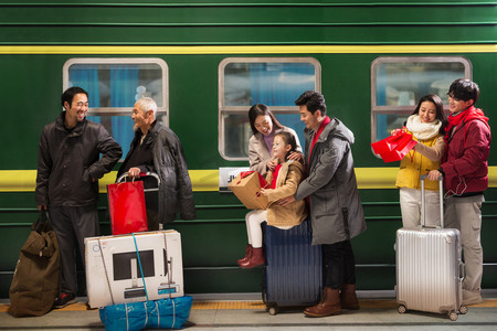 年货北京摄影照片_站在火车月台上排队上车的旅客