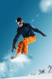男人滑雪摄影照片_滑雪的青年男人
