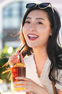 青年女人品尝夏日饮品