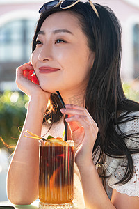 柠檬红茶摄影照片_饮品店内快乐的青年女人