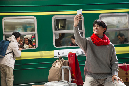 年货北京摄影照片_在火车站台上的旅客