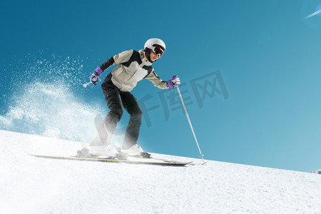 滑雪的青年女人