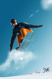 男人滑雪摄影照片_滑雪的青年男人
