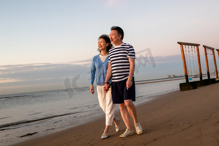 散步摄影照片_老年夫妇在海边散步
