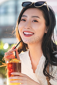 柠檬红茶摄影照片_快乐的青年女人拿着夏日饮品