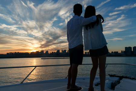 浪漫的青年夫妇乘坐游艇出海