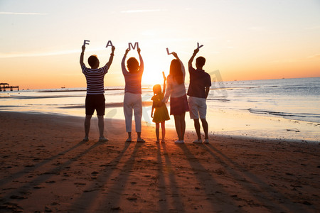 在海边度假的快乐家庭