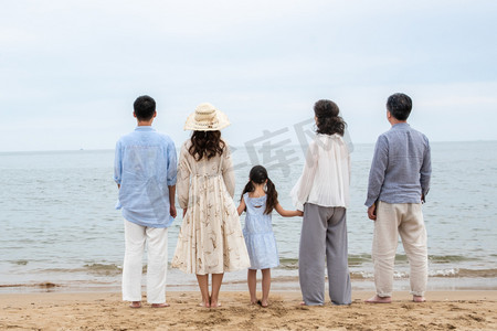 快乐的一家人站在海滩上