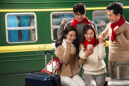 春运视频摄影照片_青年男女在火车站台上用手机