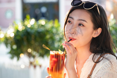 快乐的青年女人品尝夏日饮品