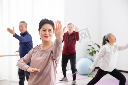 退休生活图片摄影照片_做健身运动的老年人