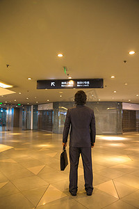 公共生活摄影照片_商务男士站在地铁里
